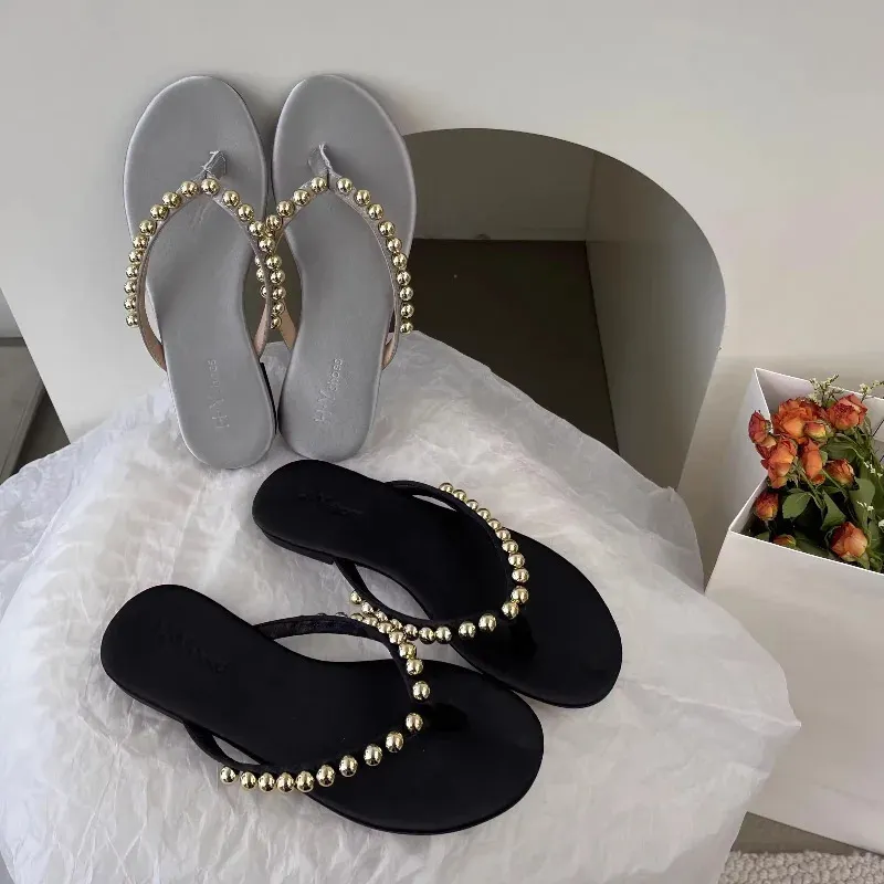 Chinelo de praia feminino com pérolas da moda, modelo sandália rasteira com tira no dedo, confortável e antiderrapante, ideal para uso externo._voghion.com