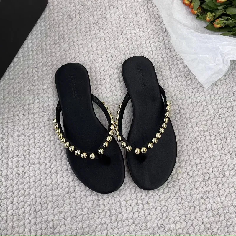 Chinelo de praia feminino com pérolas da moda, modelo sandália rasteira com tira no dedo, confortável e antiderrapante, ideal para uso externo._voghion.com