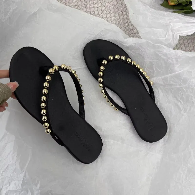 Chinelo de praia feminino com pérolas da moda, modelo sandália rasteira com tira no dedo, confortável e antiderrapante, ideal para uso externo._voghion.com