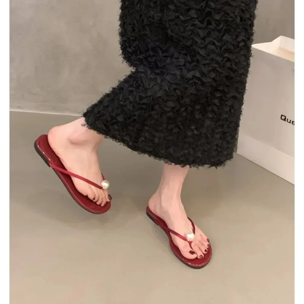 Elegante, weiche Sandale mit flachem Absatz – perfekt für Strandurlaub, Sommer und Gladiatorenstil. Modische Zehensteg-Sandalen für Damen._voghion.com