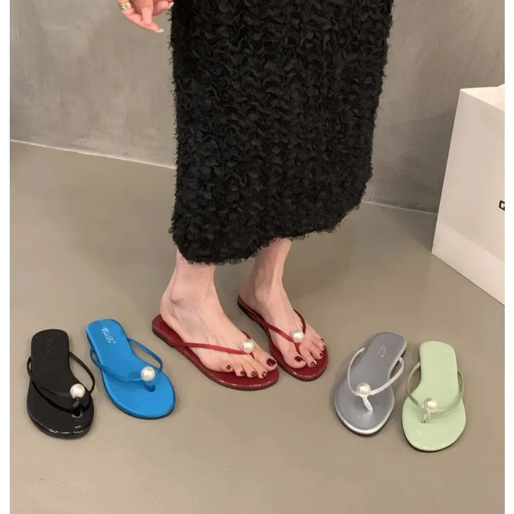 Elegante, weiche Sandale mit flachem Absatz – perfekt für Strandurlaub, Sommer und Gladiatorenstil. Modische Zehensteg-Sandalen für Damen._voghion.com