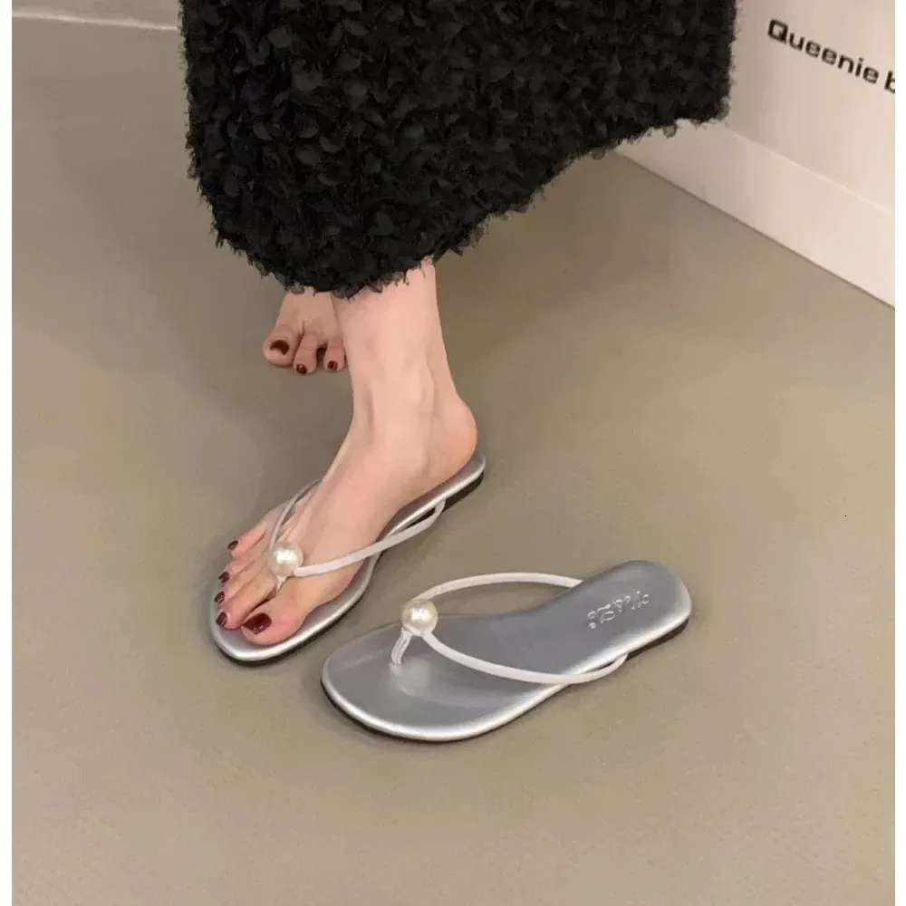 Elegante, weiche Sandale mit flachem Absatz – perfekt für Strandurlaub, Sommer und Gladiatorenstil. Modische Zehensteg-Sandalen für Damen._voghion.com