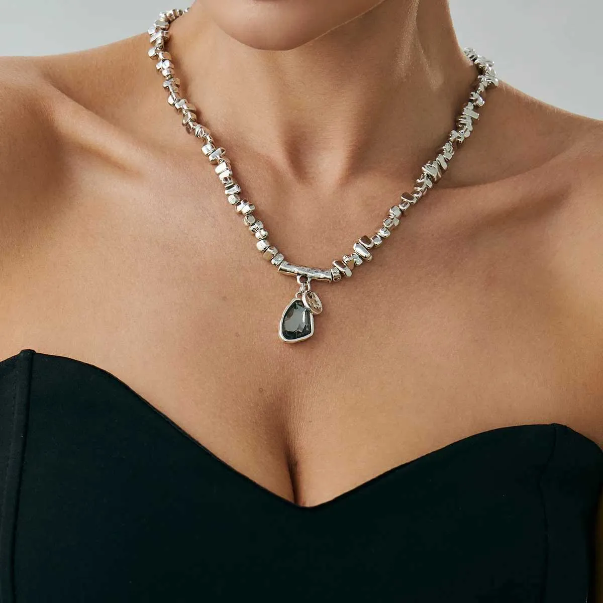 Set collana con pendente zircone nero e bracciale di perline_voghion.com