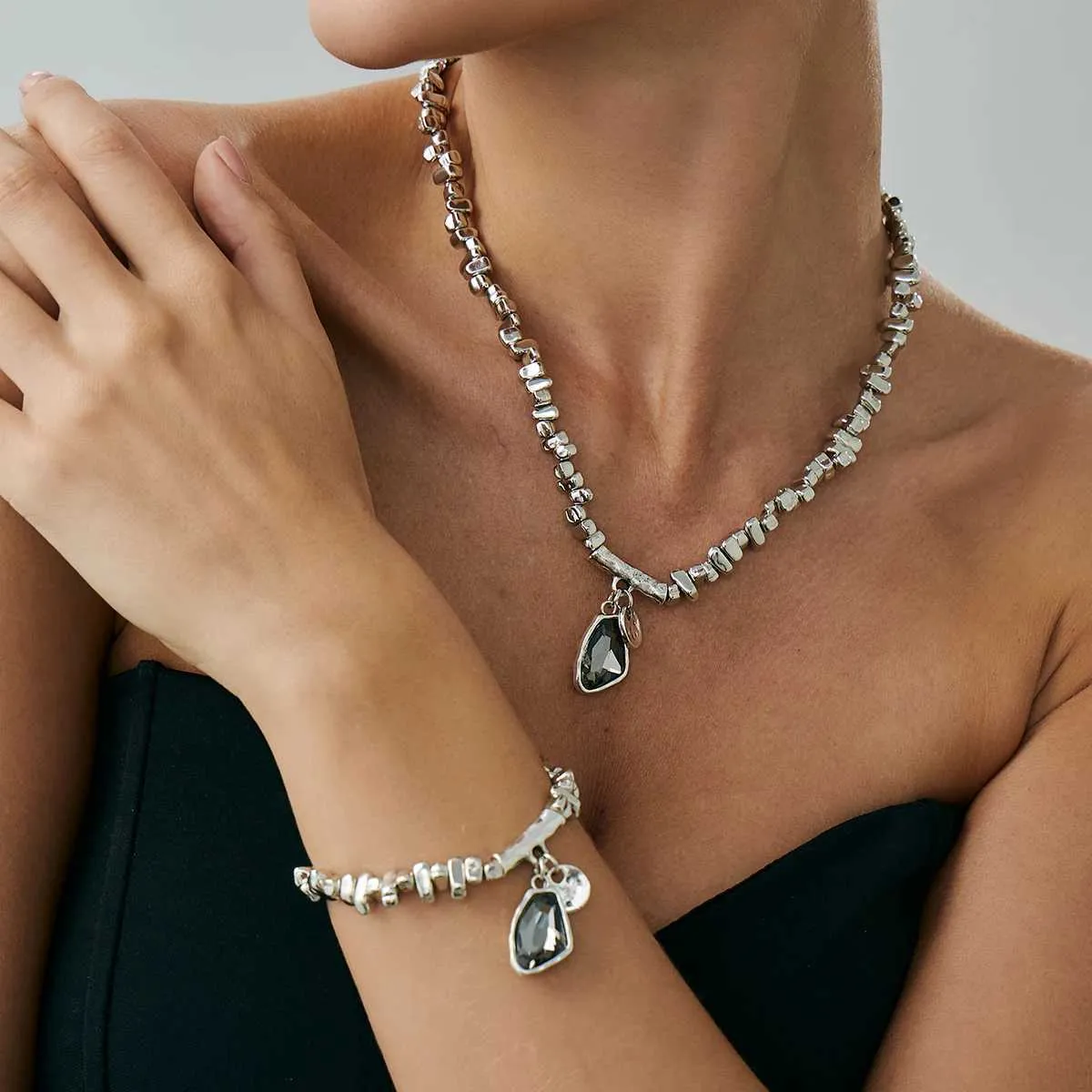 Set collana con pendente zircone nero e bracciale di perline_voghion.com