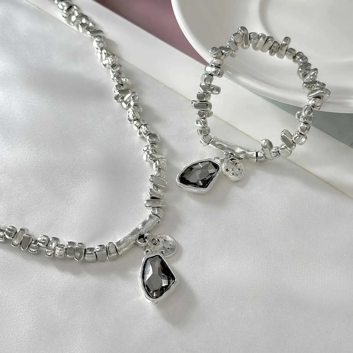 Set collana con pendente zircone nero e bracciale di perline_voghion.com