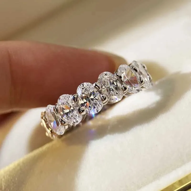 Anillo de diseño para mujer de moissanita rectangular y ovalada_voghion.com