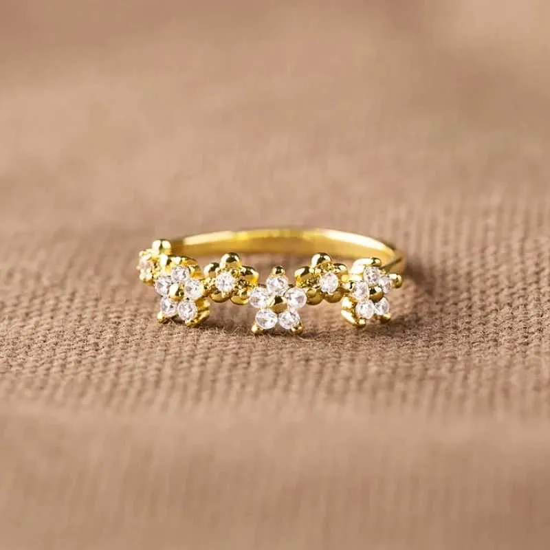 Anel designer elegante para mulher com design de flor e cz_voghion.com