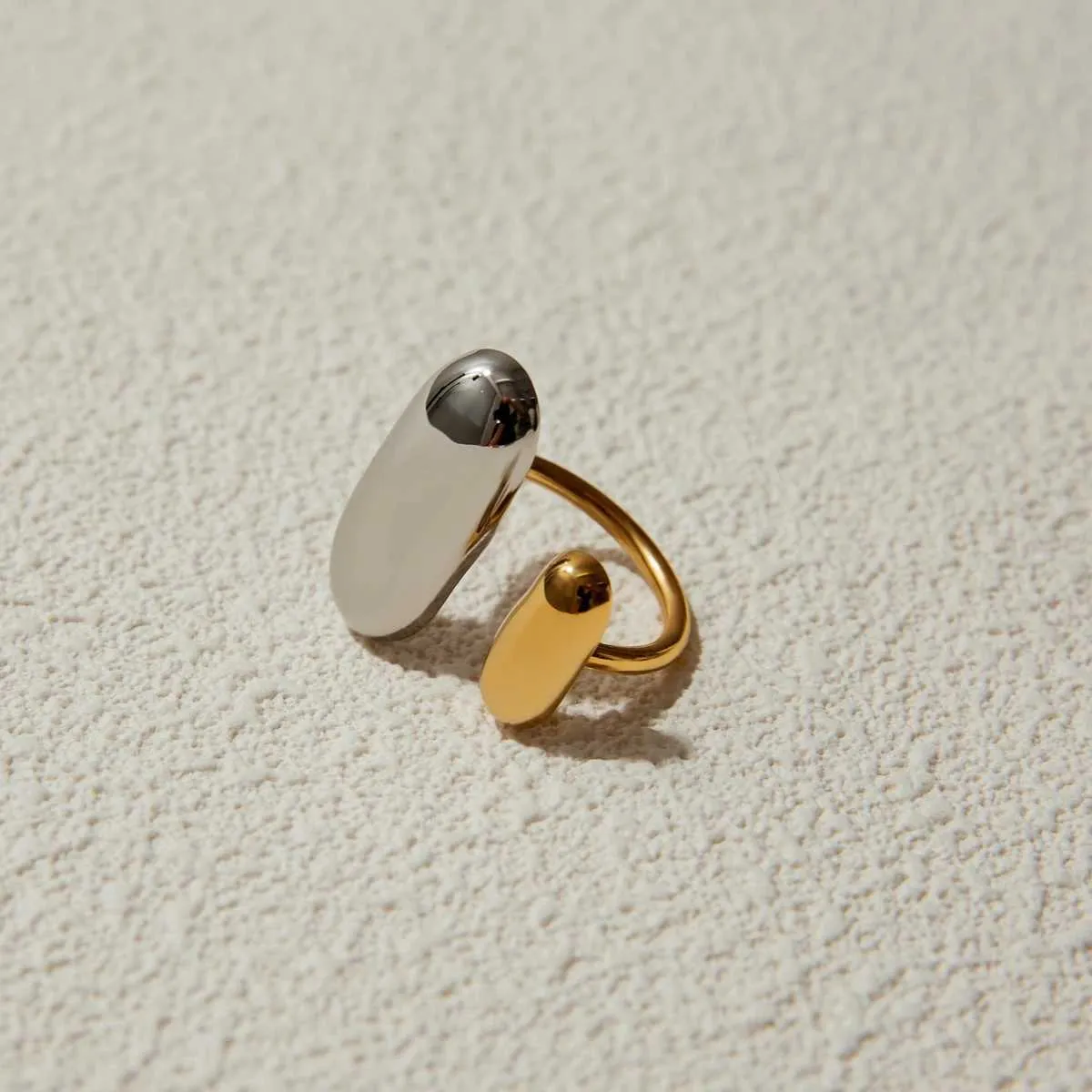 Bague ouverte géométrique ovale dorée en acier inoxydable femme_voghion.com