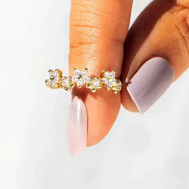 Anel feminino Huitan com design estético de mini flor, elegante, para casamentos e festas, com zircônias cúbicas brilhantes incrustadas em tom dourado._voghion.com