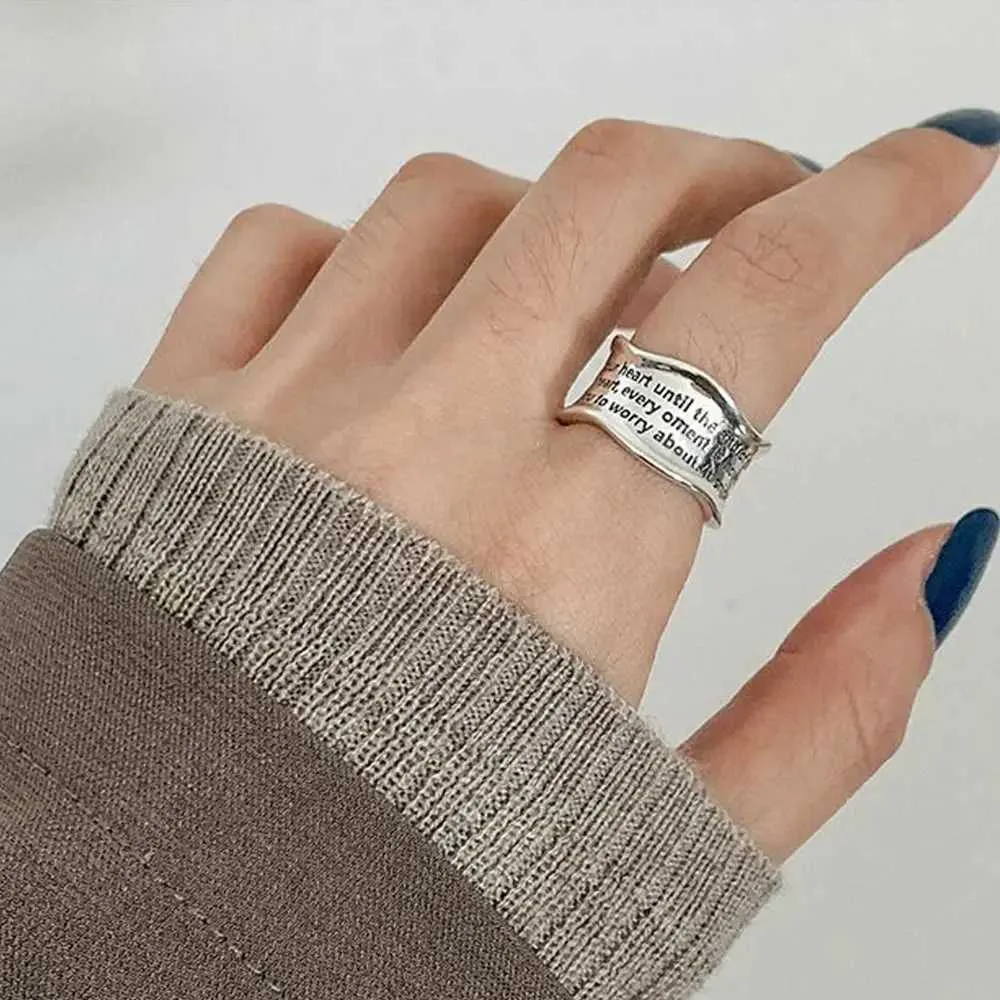 Green Wavy Pattern Designer Ring For Women Minimalist Style_voghion.com