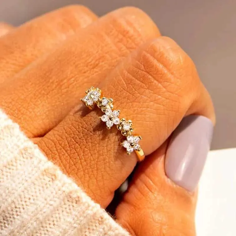 Anel feminino Huitan com design estético de mini flor, elegante, para casamentos e festas, com zircônias cúbicas brilhantes incrustadas em tom dourado._voghion.com