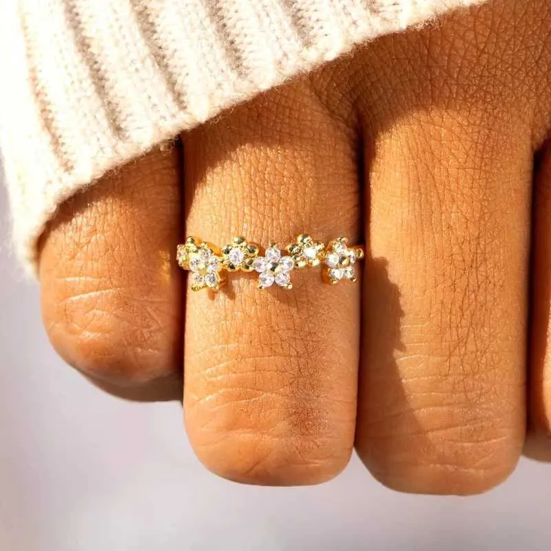 Anel feminino Huitan com design estético de mini flor, elegante, para casamentos e festas, com zircônias cúbicas brilhantes incrustadas em tom dourado._voghion.com