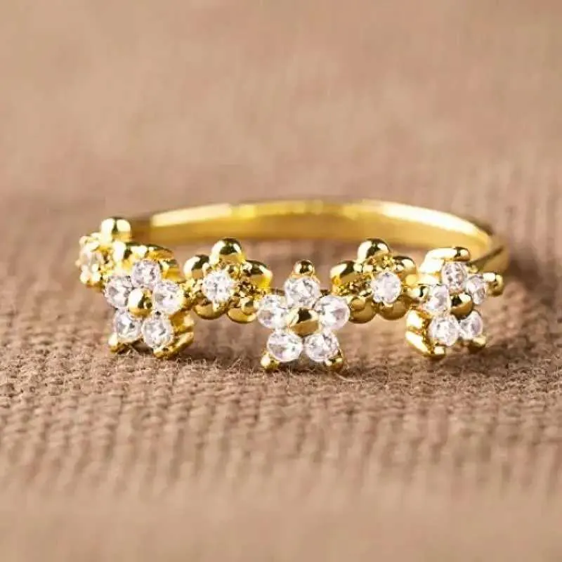 Anel feminino Huitan com design estético de mini flor, elegante, para casamentos e festas, com zircônias cúbicas brilhantes incrustadas em tom dourado._voghion.com