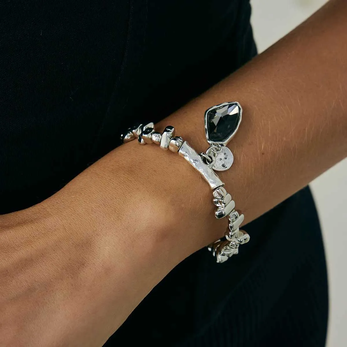 Set collana con pendente zircone nero e bracciale di perline_voghion.com