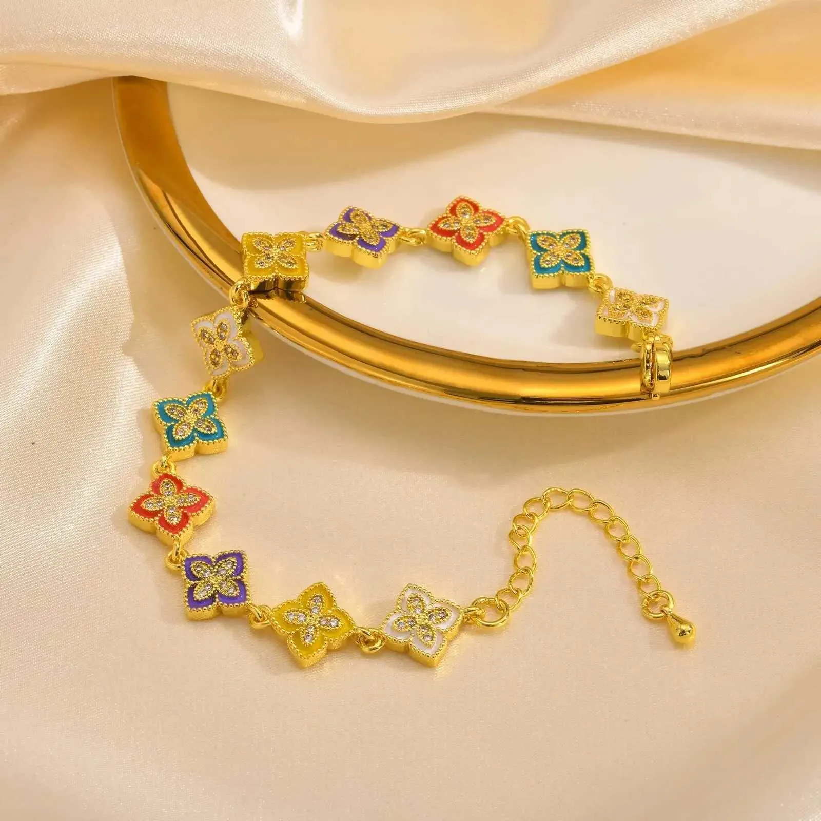 Copper Material Elegant Four Leaf Clover Bracelet For Women Zirconia Flower Bangle Luck Gift Friendship Sister Jewelry_voghion.com