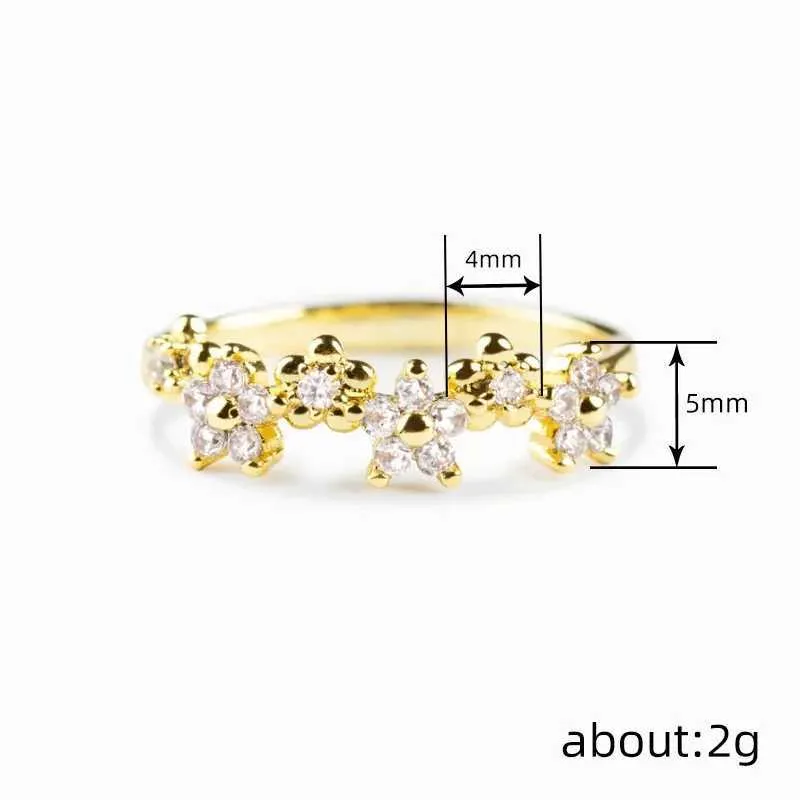 Anel feminino Huitan com design estético de mini flor, elegante, para casamentos e festas, com zircônias cúbicas brilhantes incrustadas em tom dourado._voghion.com