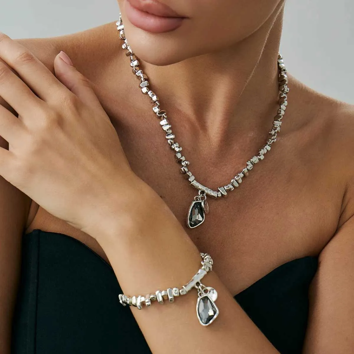 Set collana con pendente zircone nero e bracciale di perline_voghion.com