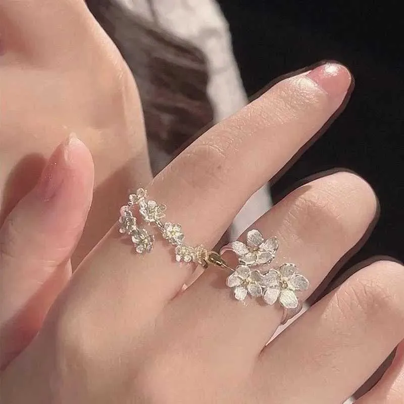 Delicate Flower Opening Adjustable Ring In Silver Minimalist Style_voghion.com