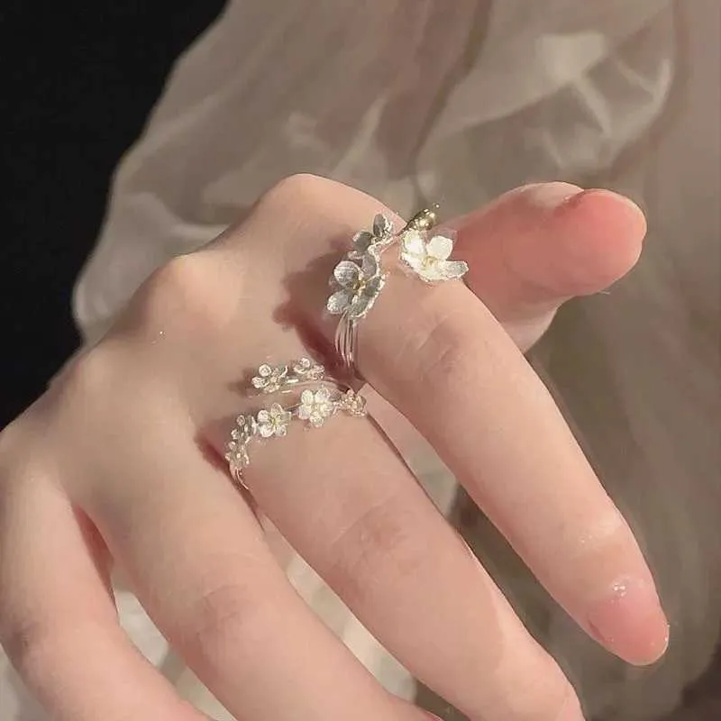 Delicate Flower Opening Adjustable Ring In Silver Minimalist Style_voghion.com