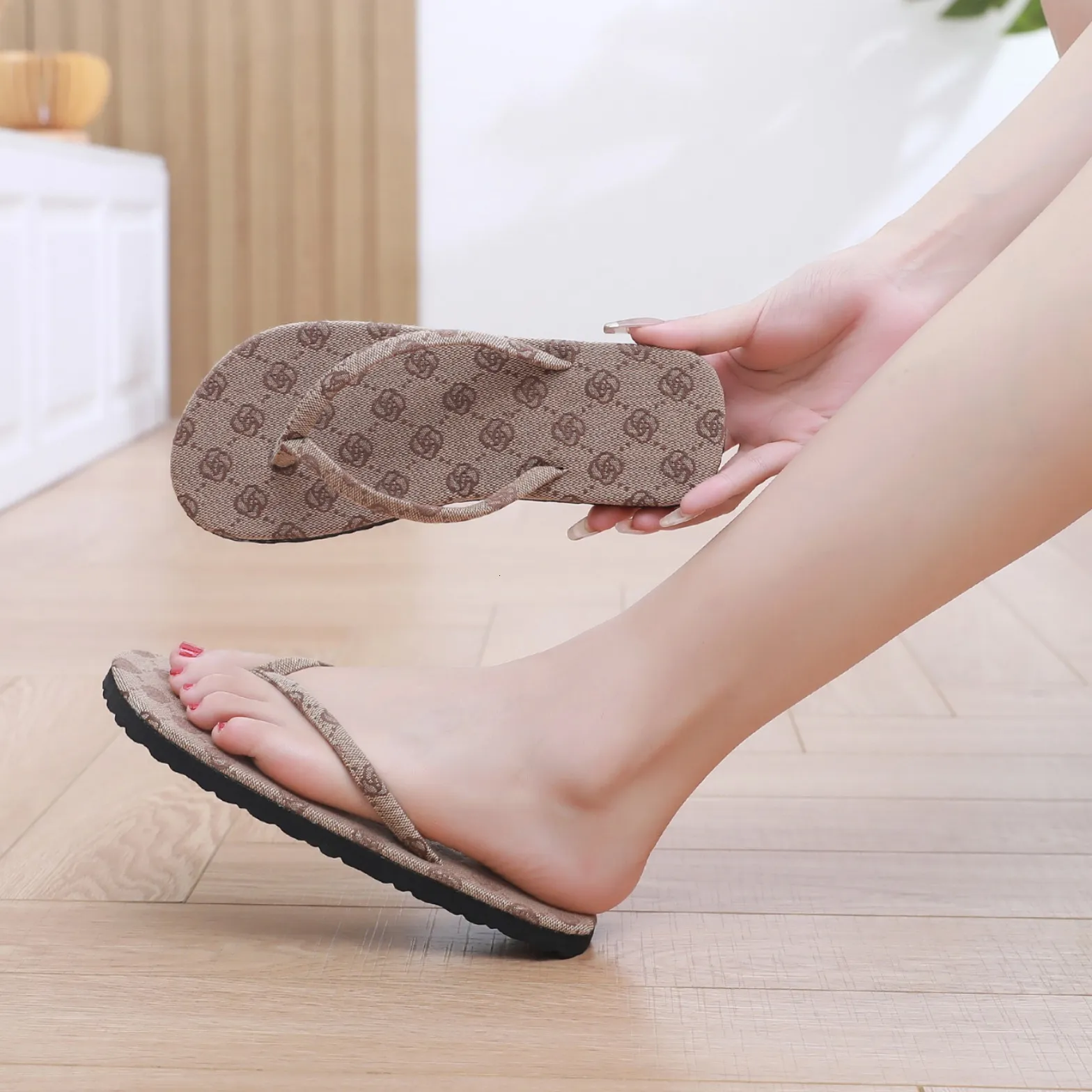 Korean Style Couple Thin Strap Fashion Men And Women Toe Clip Outdoor Flat Thai Travel Beach Sandals Rubber Flip Flops_voghion.com