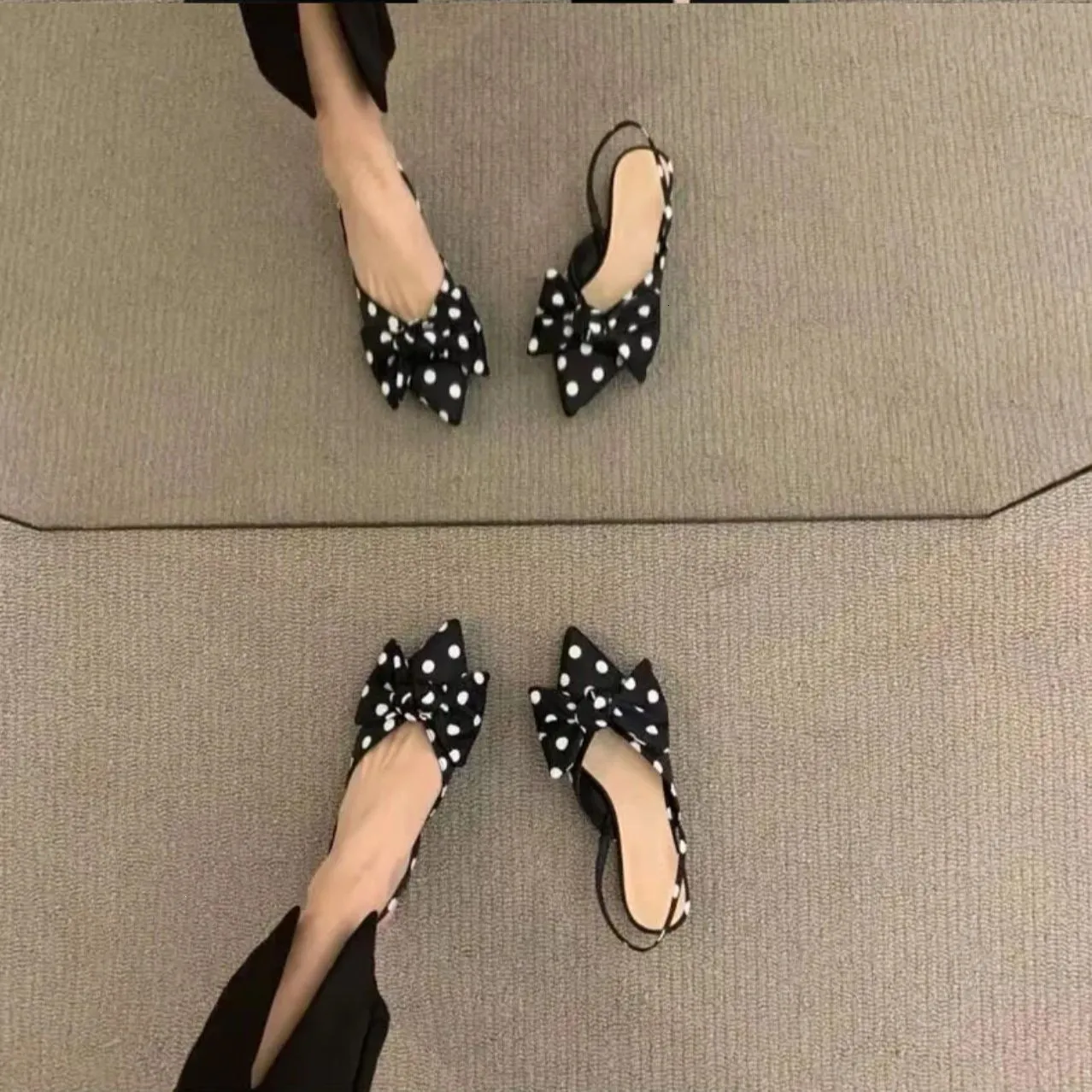 Damen-Sandalen mit spitzer Zehenpartie, Schleife, Fersenriemen und Polka-Dot-Muster, lässige Ballerinas für Alltag und Freizeit_voghion.com