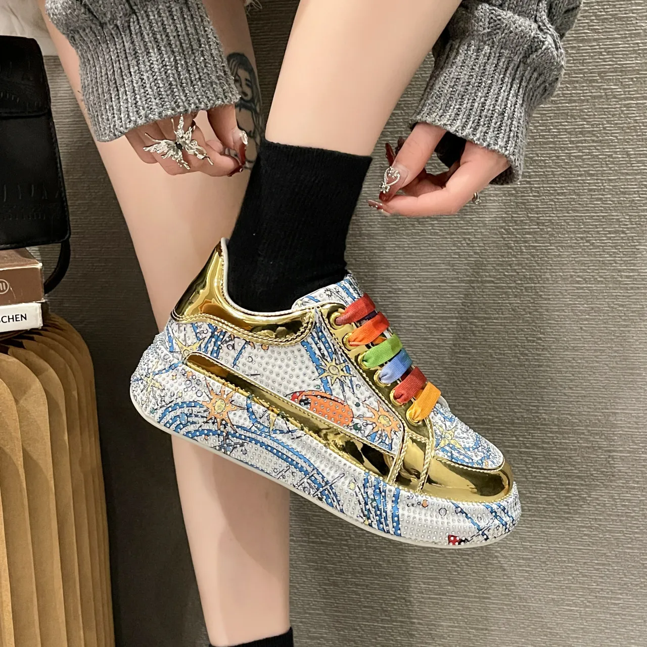 Sneakers basse da donna con stampa patchwork arcobaleno, allacciatura, strass colorati, sportive e casual, ideali per primavera e autunno._voghion.com