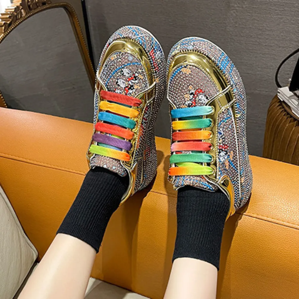Sneakers basse da donna con stampa patchwork arcobaleno, allacciatura, strass colorati, sportive e casual, ideali per primavera e autunno._voghion.com