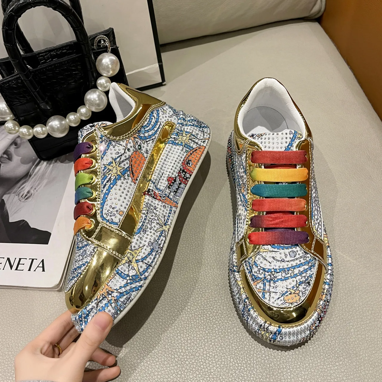 Sneakers basse da donna con stampa patchwork arcobaleno, allacciatura, strass colorati, sportive e casual, ideali per primavera e autunno._voghion.com