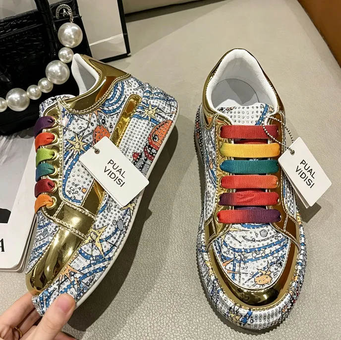 Sneakers basse da donna con stampa patchwork arcobaleno, allacciatura, strass colorati, sportive e casual, ideali per primavera e autunno._voghion.com