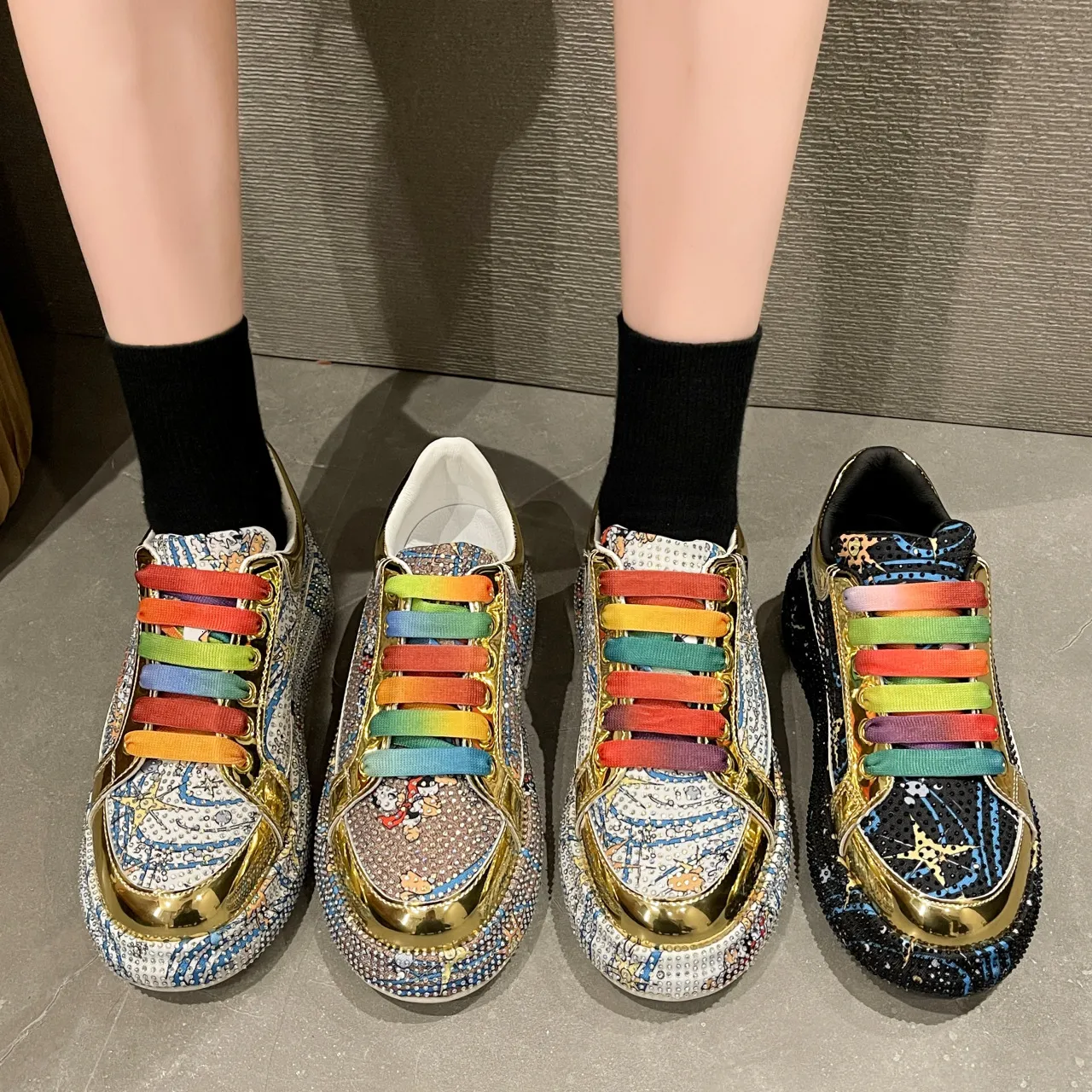 Sneakers basse da donna con stampa patchwork arcobaleno, allacciatura, strass colorati, sportive e casual, ideali per primavera e autunno._voghion.com