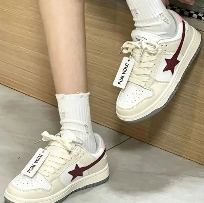 Damessneakers met vetersluiting in crèmewit en bordeauxrood, model Skate Star, een populaire retro studentensneaker met dikke zool, geschikt voor de herfst._voghion.com