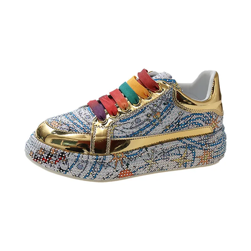 Sneakers basse da donna con stampa patchwork arcobaleno, allacciatura, strass colorati, sportive e casual, ideali per primavera e autunno._voghion.com