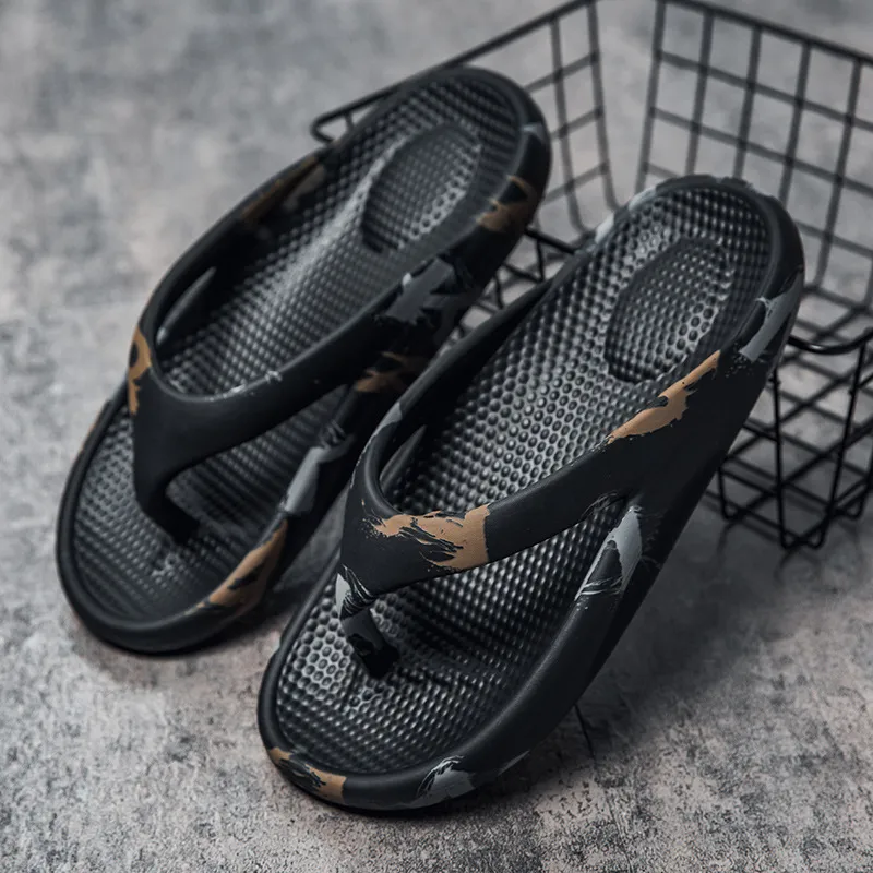2026 New Plus Size Flip Flops Thick Soled Outdoor Beach Shoes Lightweight And Breathable Couple Clip On Sandals_voghion.com