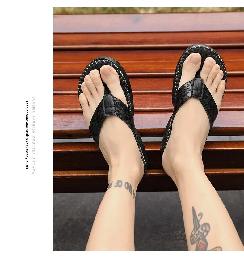 Men Plaid Embossed Leather Flip Flops With Stitch Detail_voghion.com