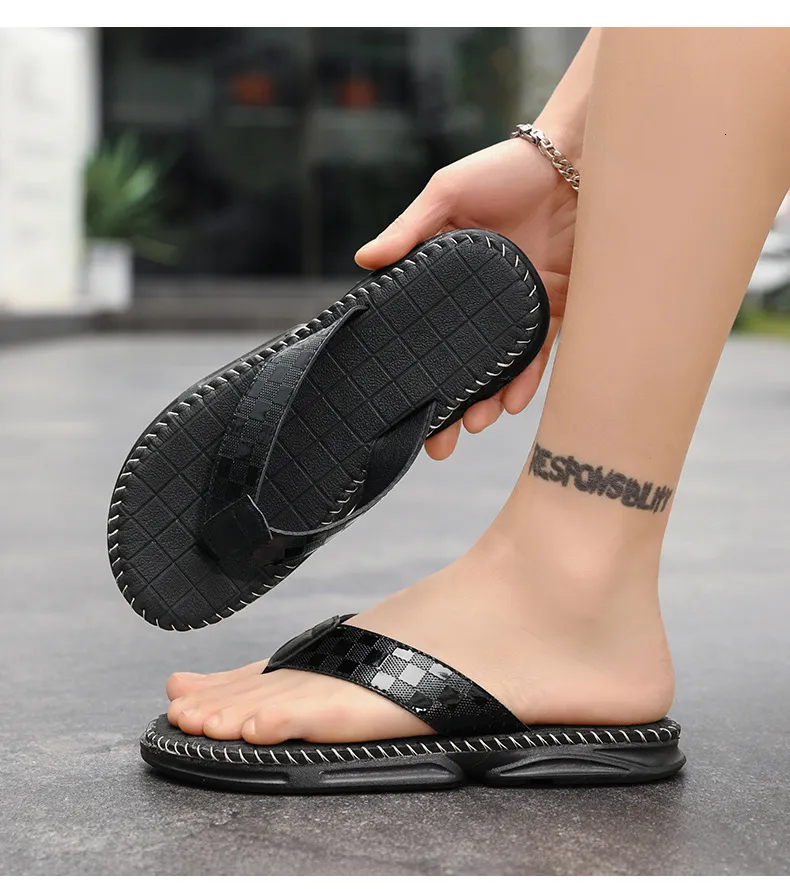Men Plaid Embossed Leather Flip Flops With Stitch Detail_voghion.com