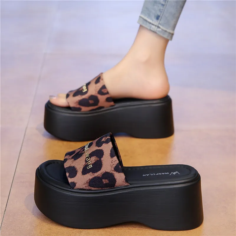 2026 New Leopard Print Thick Women Wearing Soft Soled One Piece Slippers For Casual Height Increasing Sandals_voghion.com