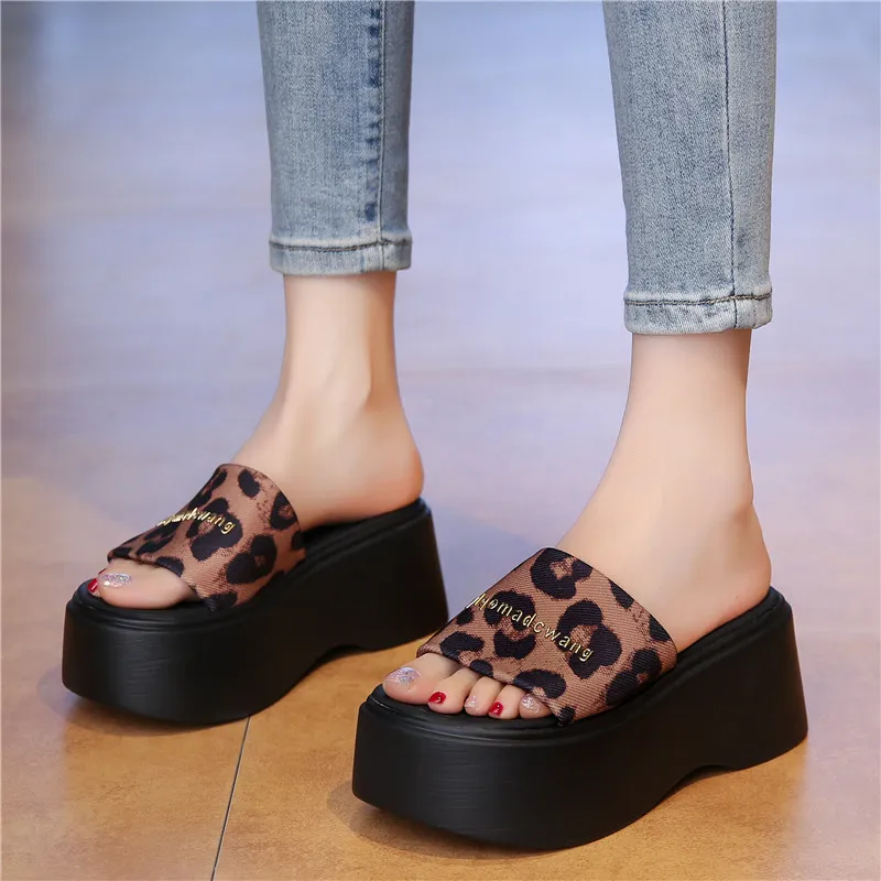2026 New Leopard Print Thick Women Wearing Soft Soled One Piece Slippers For Casual Height Increasing Sandals_voghion.com