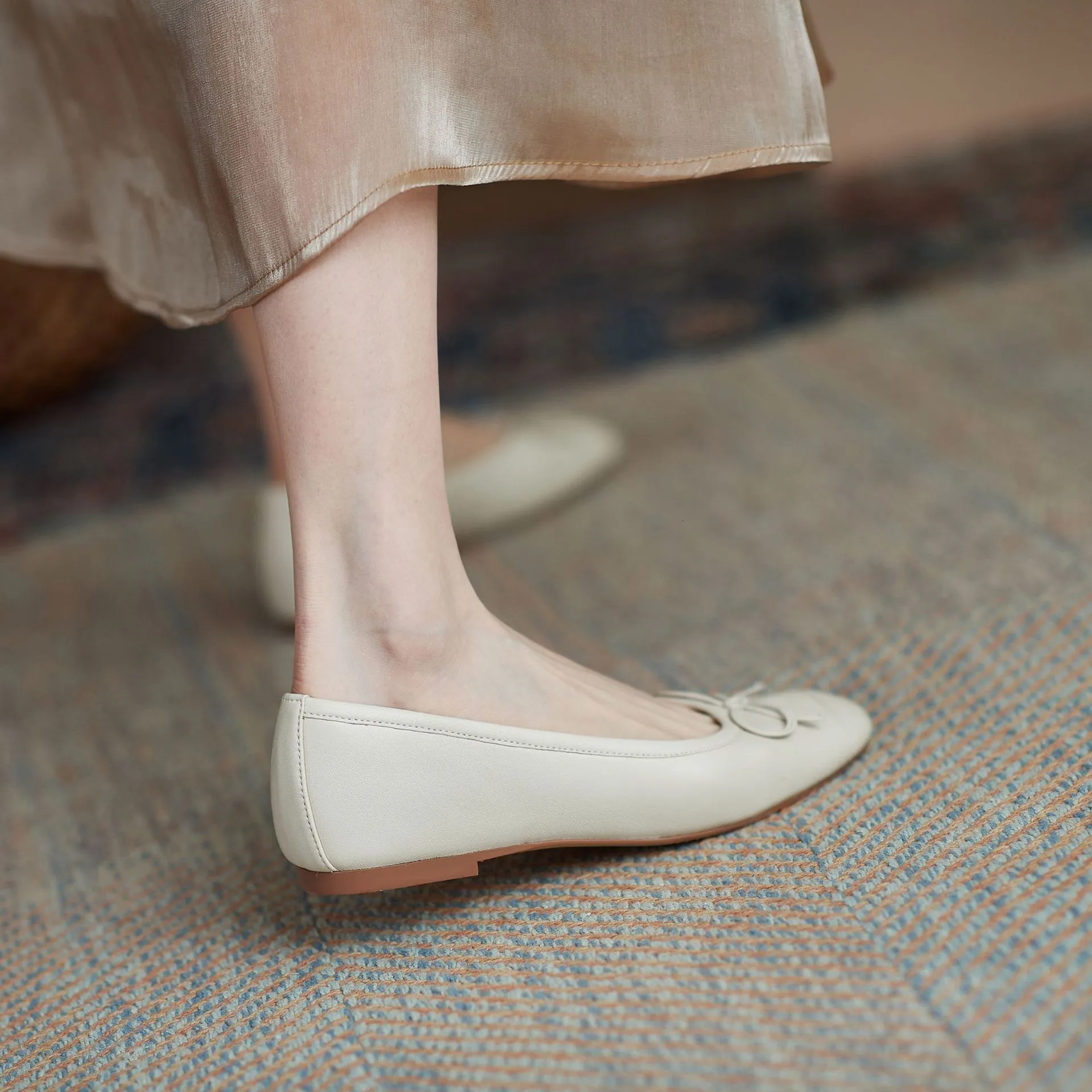 Damen-Ballerinas aus silberfarbenem Metallic-Leder mit Schleife, eckiger Spitze, weicher Sohle, glänzendem Leder, lässigem Slipper, süßem Alltags- und Abendschuh_voghion.com