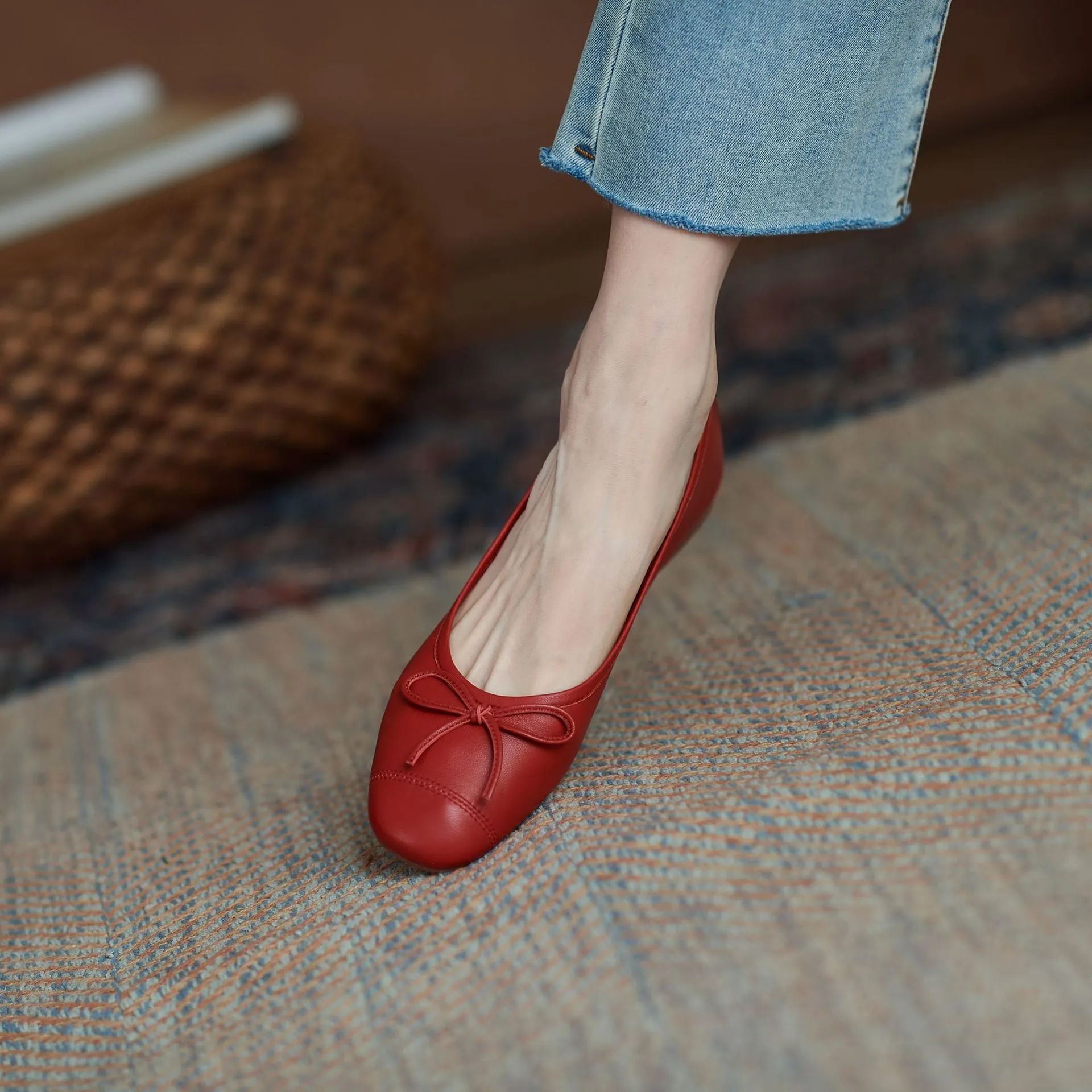 Damen-Ballerinas aus silberfarbenem Metallic-Leder mit Schleife, eckiger Spitze, weicher Sohle, glänzendem Leder, lässigem Slipper, süßem Alltags- und Abendschuh_voghion.com
