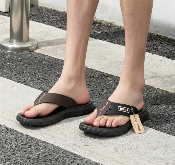 Men Letter Patch Casual Flip Flops Thick Cushioned Sole Non Slip PU Leather Strap Outdoor Beach Summer Sport Thong_voghion.com
