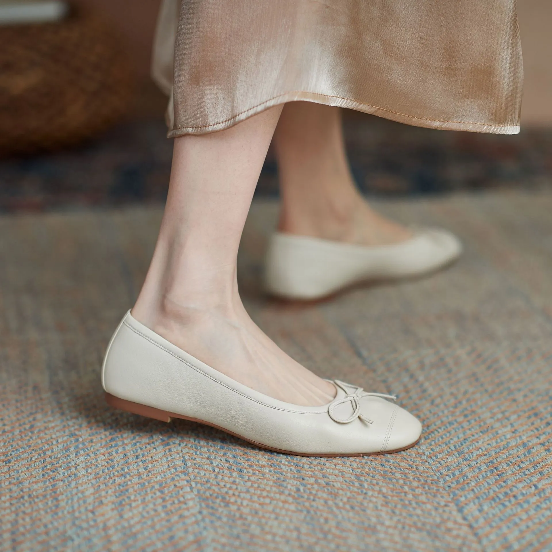 Damen-Ballerinas aus silberfarbenem Metallic-Leder mit Schleife, eckiger Spitze, weicher Sohle, glänzendem Leder, lässigem Slipper, süßem Alltags- und Abendschuh_voghion.com