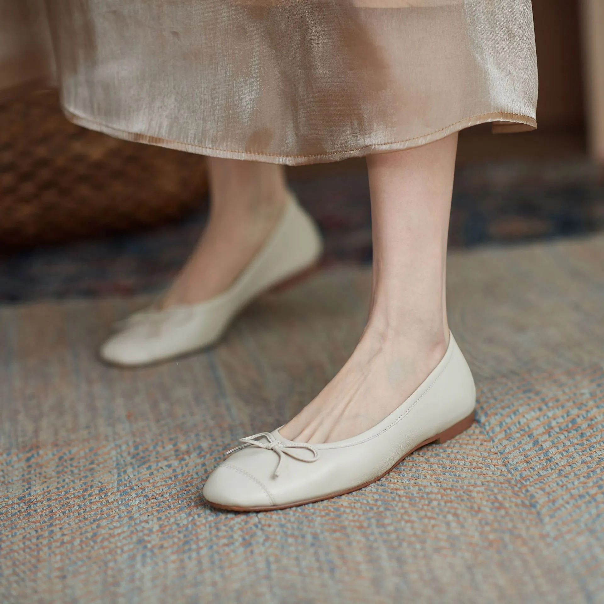Damen-Ballerinas aus silberfarbenem Metallic-Leder mit Schleife, eckiger Spitze, weicher Sohle, glänzendem Leder, lässigem Slipper, süßem Alltags- und Abendschuh_voghion.com