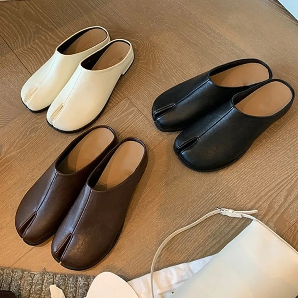 Ciabatte da donna minimaliste Tabi con punta chiusa, tinta unita, in morbida pelle, senza tallone, con tacco basso, modello slip-on casual._voghion.com