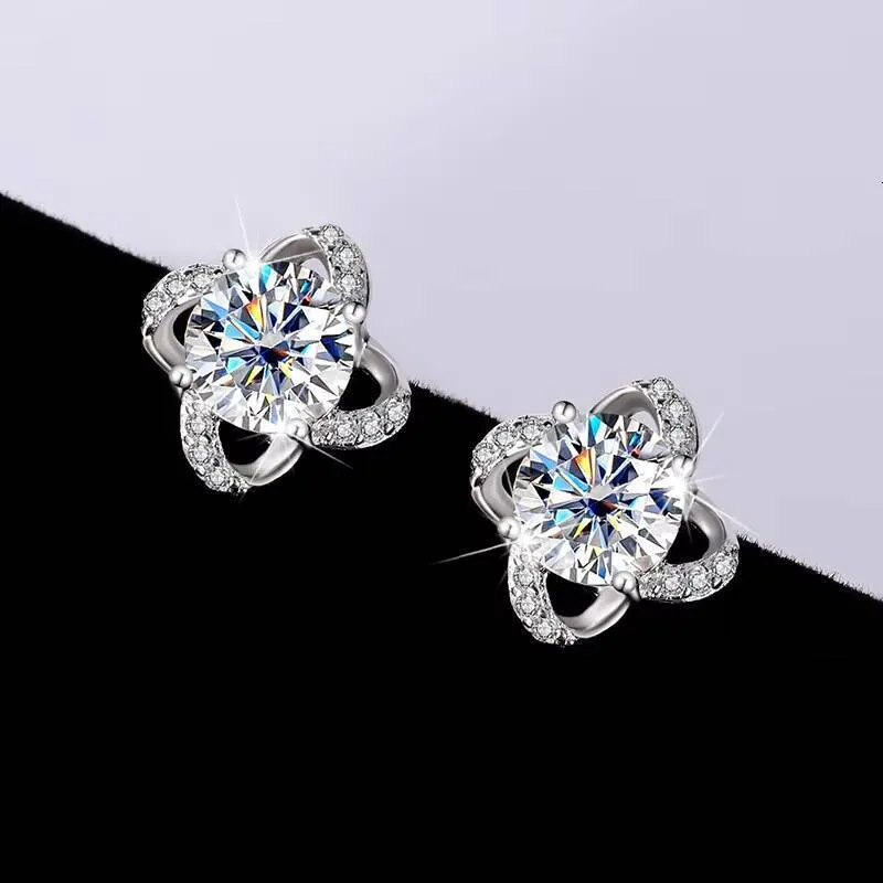 Factory Price Moissanite Diamond Stud Earring Clover Shape Halo VVS 05ct D Color White 925 Silver For Women Wedding_voghion.com
