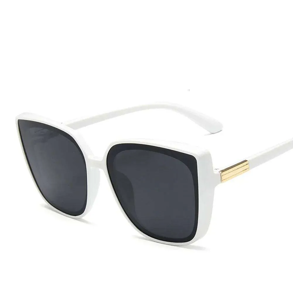 Women\'s Retro Oversized Cat Eye Sunglasses UV400 Protection Black-White Amazon.com: HDUBFY Oversized Cat Eye Sunglasses for Women  main image 3