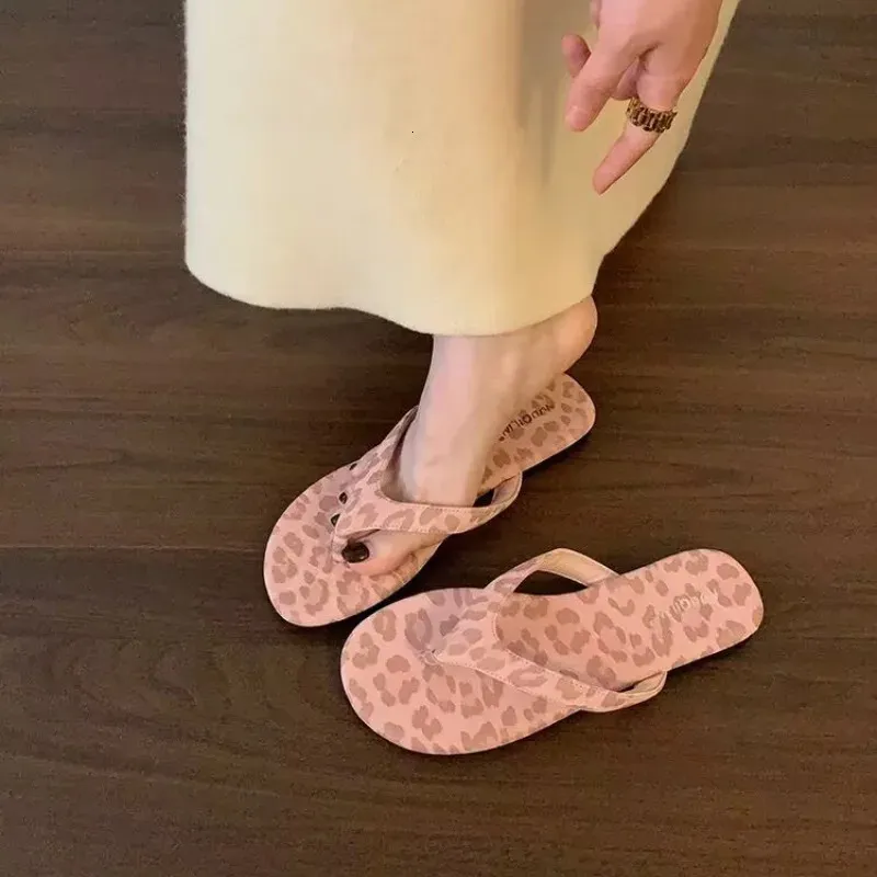 Sandali con plateau e tacco alto con punta aperta alla moda_voghion.com