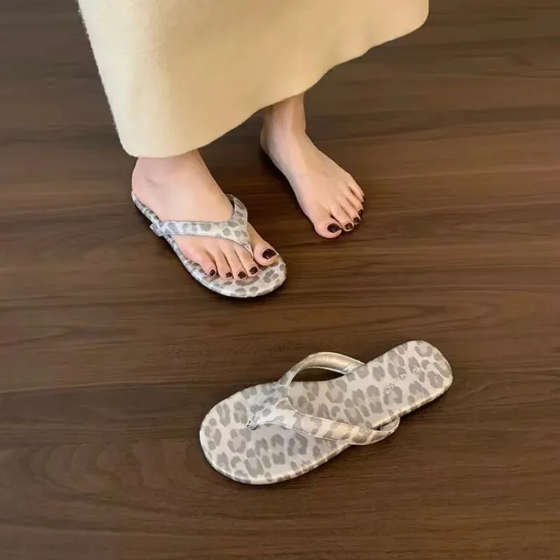 Sandali con plateau e tacco alto con punta aperta alla moda_voghion.com