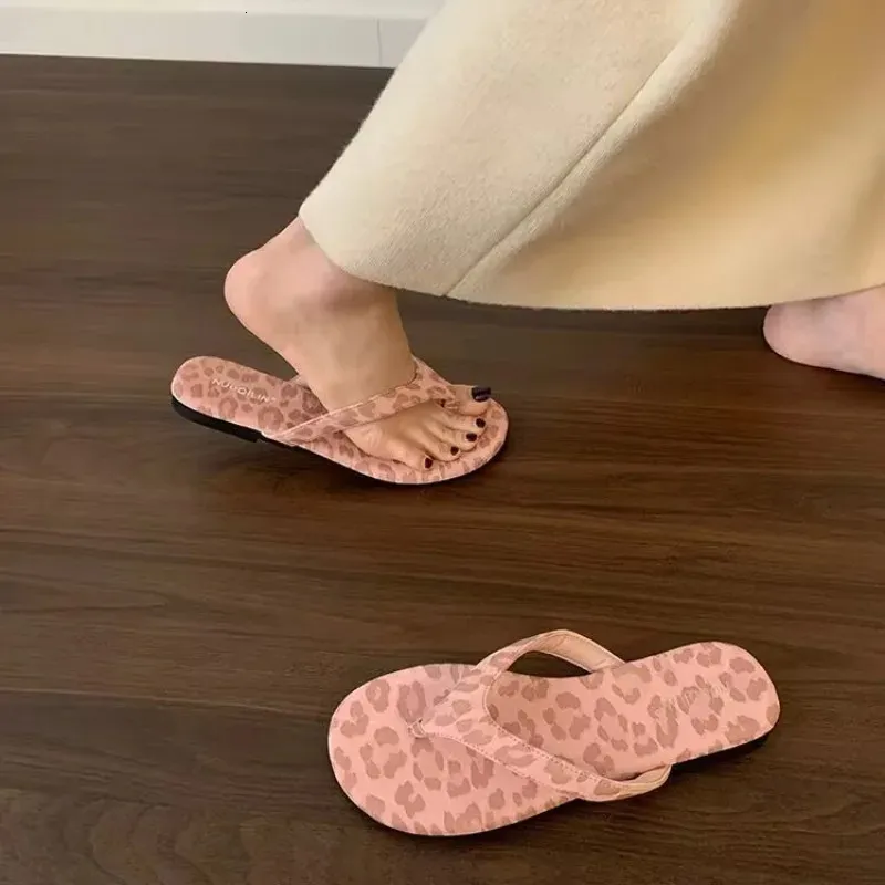 Sandali con plateau e tacco alto con punta aperta alla moda_voghion.com