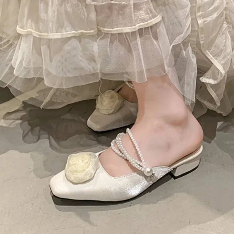 Eleganti pantofole da donna con tacco medio, scarpe con tacco a forma di fiore e perline, sandali alla moda, décolleté, tendenza estiva, ciabatte basse a punta quadrata._voghion.com