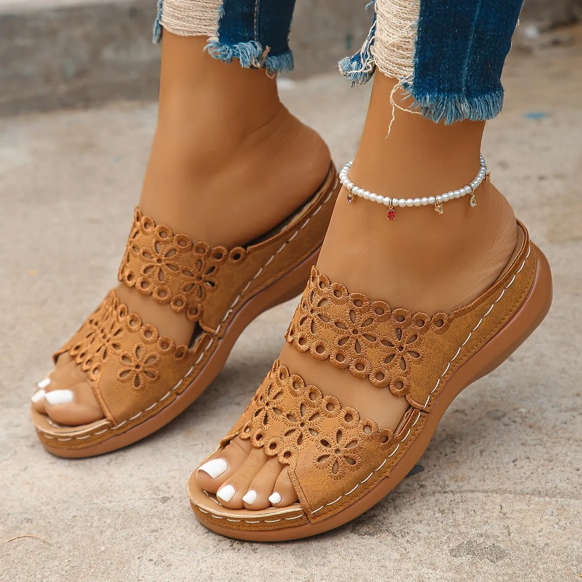 Flat Bottomed Hollowed Out Flower Shaped Women's Casual Shoes Retro Middle Aged Slippers_voghion.com